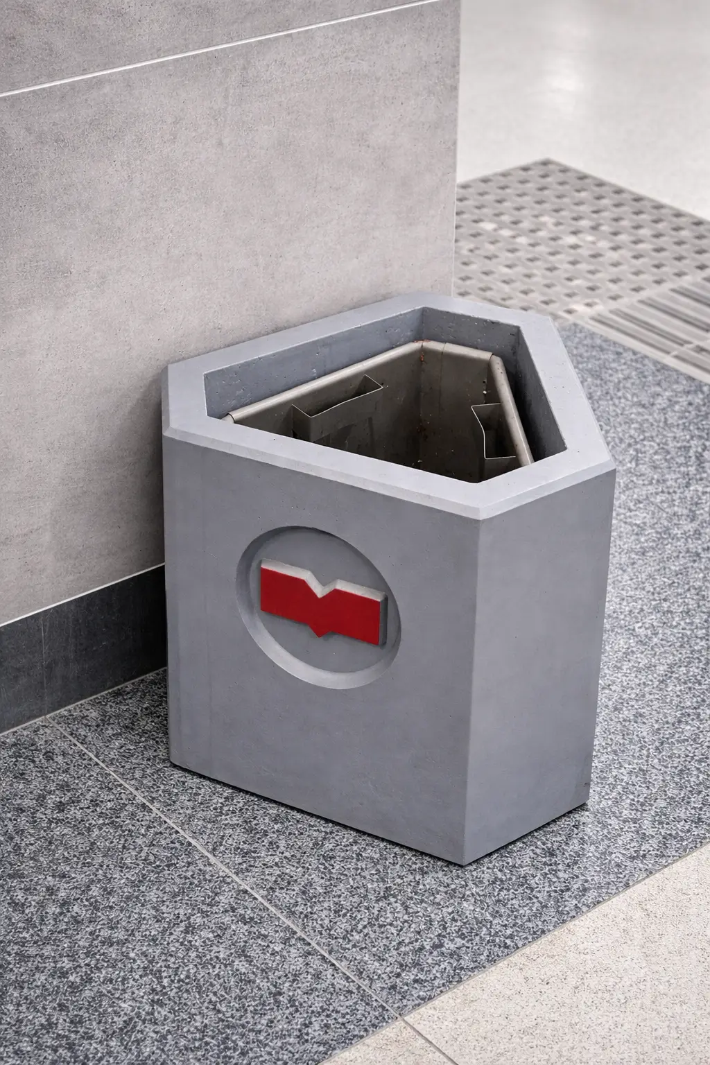 Урна для общественных пространств на станциях Минского метрополитена